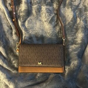 Micheal Kors pebble phone crossbody